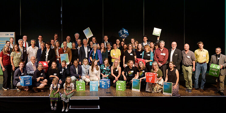 BNE Auszeichnung Gruppenbild 08 2025 Gruppenbild der im August 2025 mit der BNE-Auszeichnung ausgezeichneten Initiativen