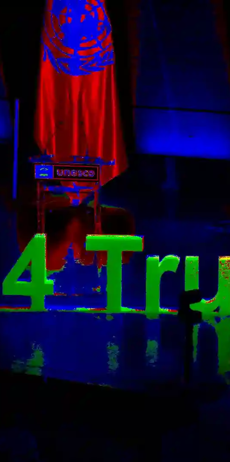 Slogan auf der Bühne der UNESCO Internet for Trust Konferenz 2023