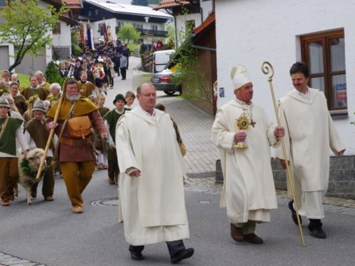 Von einem Priester angeführter Festumzug