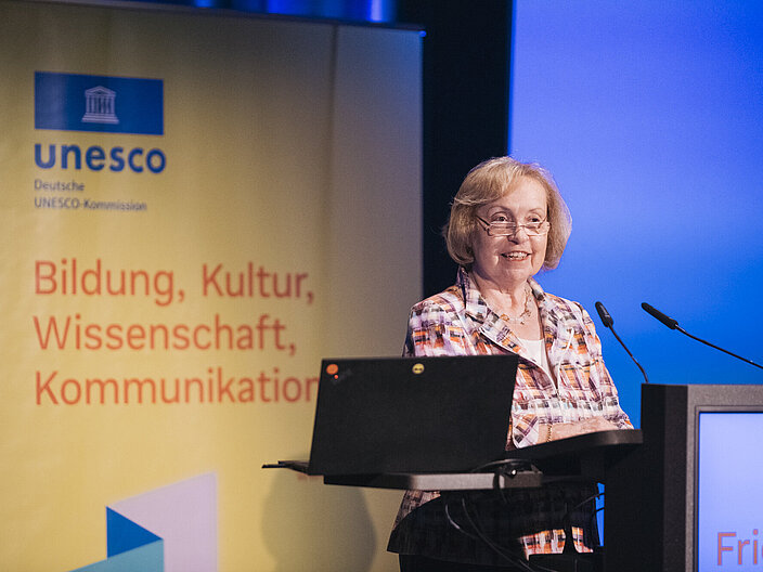 Grußwort der Präsidentin Grußwort von Präsidentin Prof. Böhmer am Rednerpult