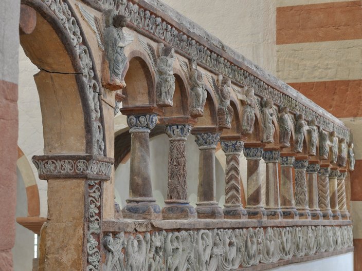 Chorschranke im westlichen Querschiff der Michaeliskirche in Hildesheim, von der Vierung aus gesehen