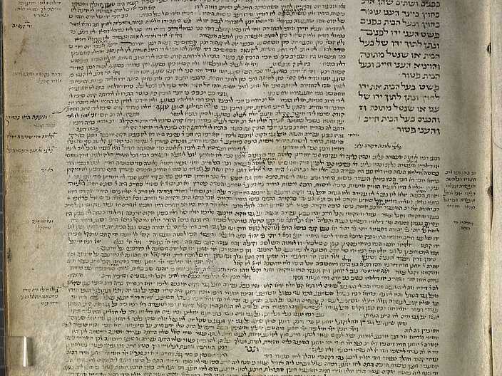 Fotografie von einer Seite aus dem Manuskript des Babylonischen Talmuds. Schrift auf Pergament.