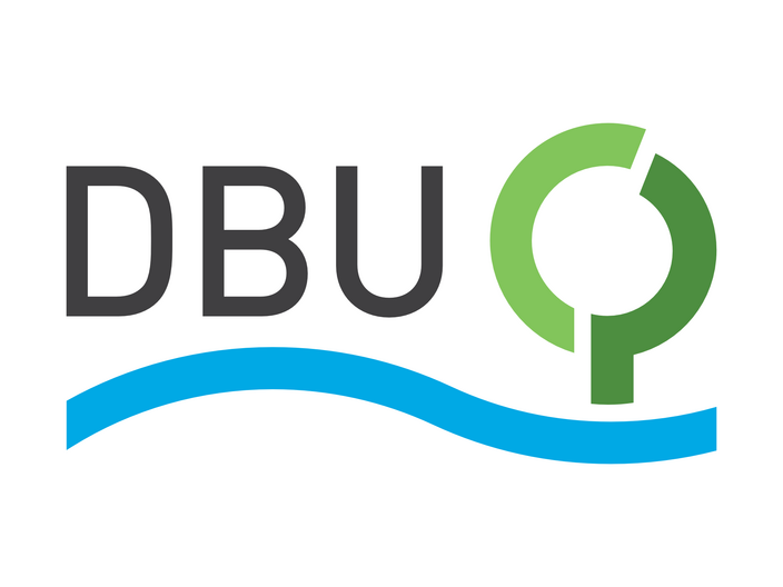 Logo des DBUs. DBU ist schwarz geschrieben, daneben zwei grüne Halbkreise und unter allem eine blaue geschwungene Linie.