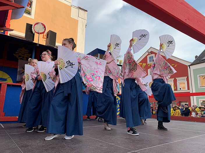 Tanzgruppe "Kaisergarde" tanzt mit Fächern auf dem Podium beim Bayerisch Chinesischem Sommer
