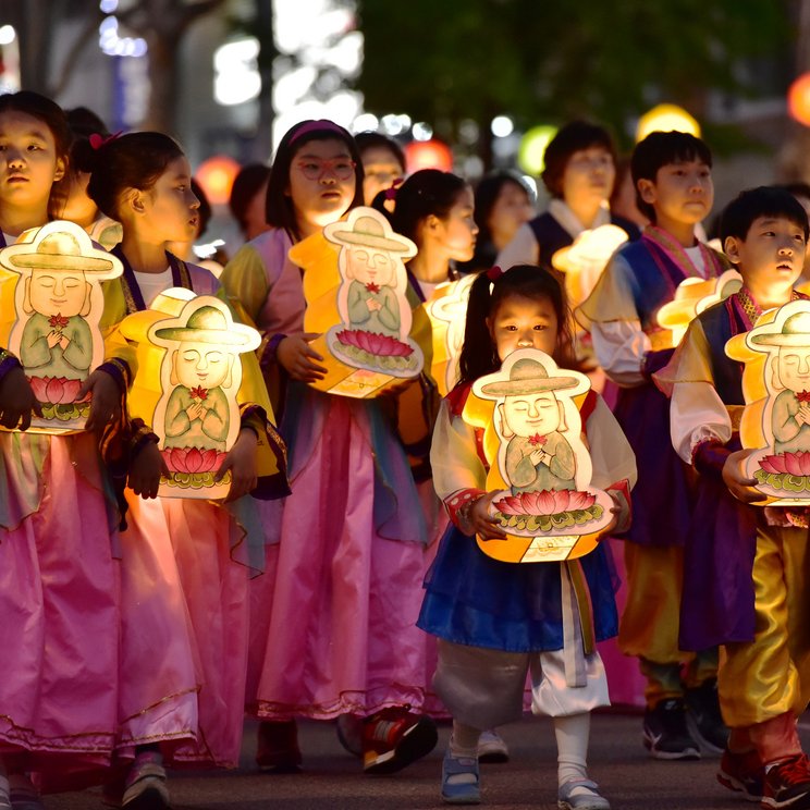 Kinder mit Laternen beim Yeondeunghoe Festival in Südkorea