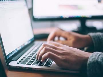 Laptop_digitale_Bildung_Erwachsenenbildung Nahaufnahme eines Laptops.