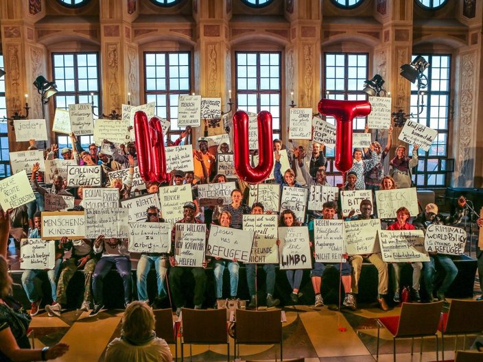 Kinder halten die Buchstaben für Mut und Plakate in die Höhe