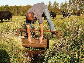 Bewässerungskanal auf einer Wiese