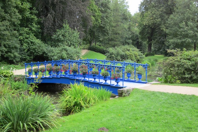 Muskauer Park, Fuchsienbrücke Blick auf die blaue Fuchsienbrücke im Muskauer Park