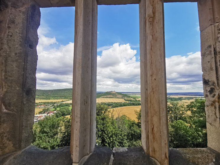 Blick auf die Burg Gleichen Blick durch ein Fenster auf die Burg Gleichen
