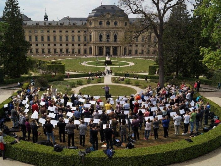 Posaunenchor spielt in einem Schlosspark
