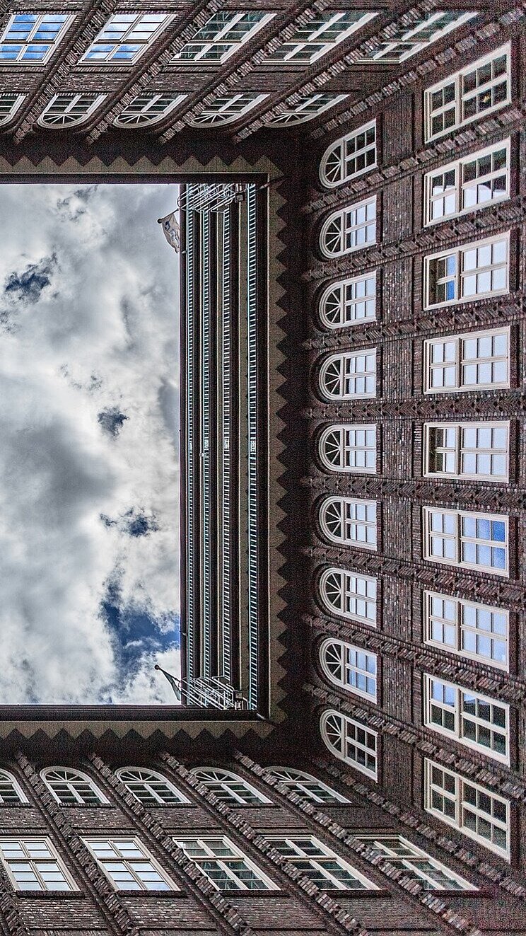 Blick in den Himmel entlang der Fassaden des Innenhofes des Chilehauses in Hamburg