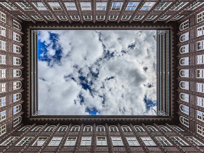 Blick in den Himmel entlang der Fassaden des Innenhofes des Chilehauses in Hamburg