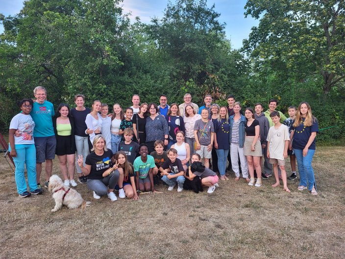 Recreation-Projekt 2023 in Kronberg Ein Gruppenfoto der ukrainischen Teilnehmenden und ihren dt. Gastfamilien im Schulgarten.