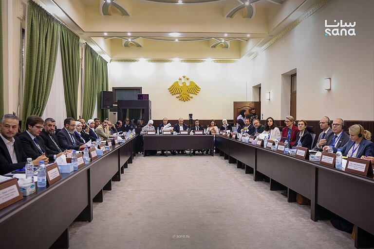 Syrien-Konferenz in Damaskus 2026 Mehrere Menschen sitzen in Syrien-Konferenz in einem Konferenzsaal in Damaskus