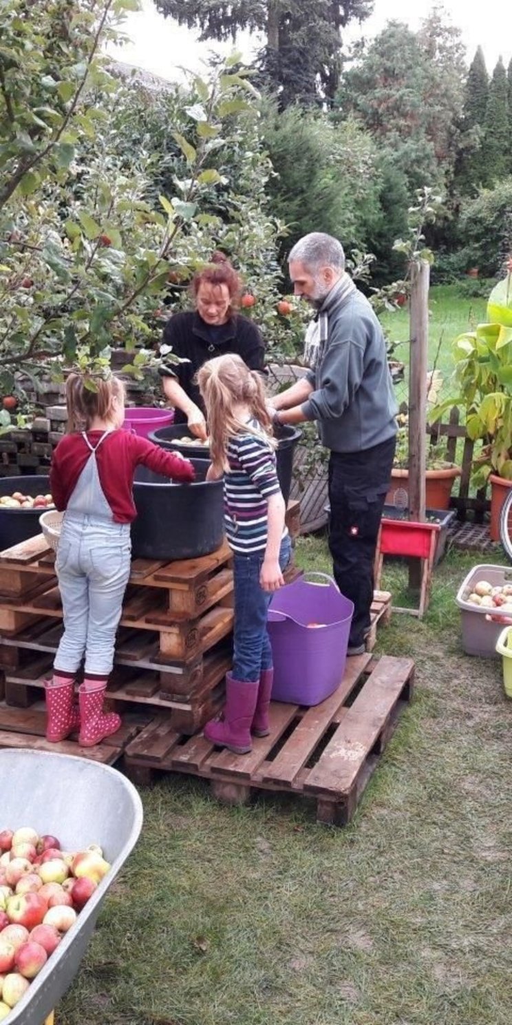 Apfelwein_c_Apfelwein-Centrum-Hessen_e.V. Familie bei der Produktion von Apfelwein