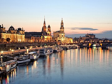 Ansicht der Stadtsilhouette von Dresden entlang der Elbe