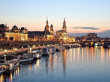Ansicht der Stadtsilhouette von Dresden entlang der Elbe