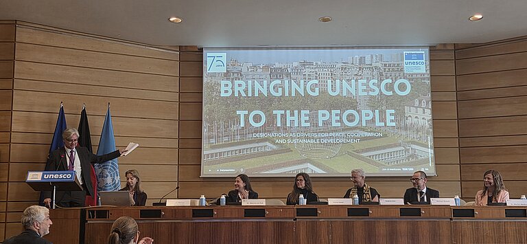 Jubiläum Paris UNESCO Podiumsdiskussion in einem Saal der UNESCO