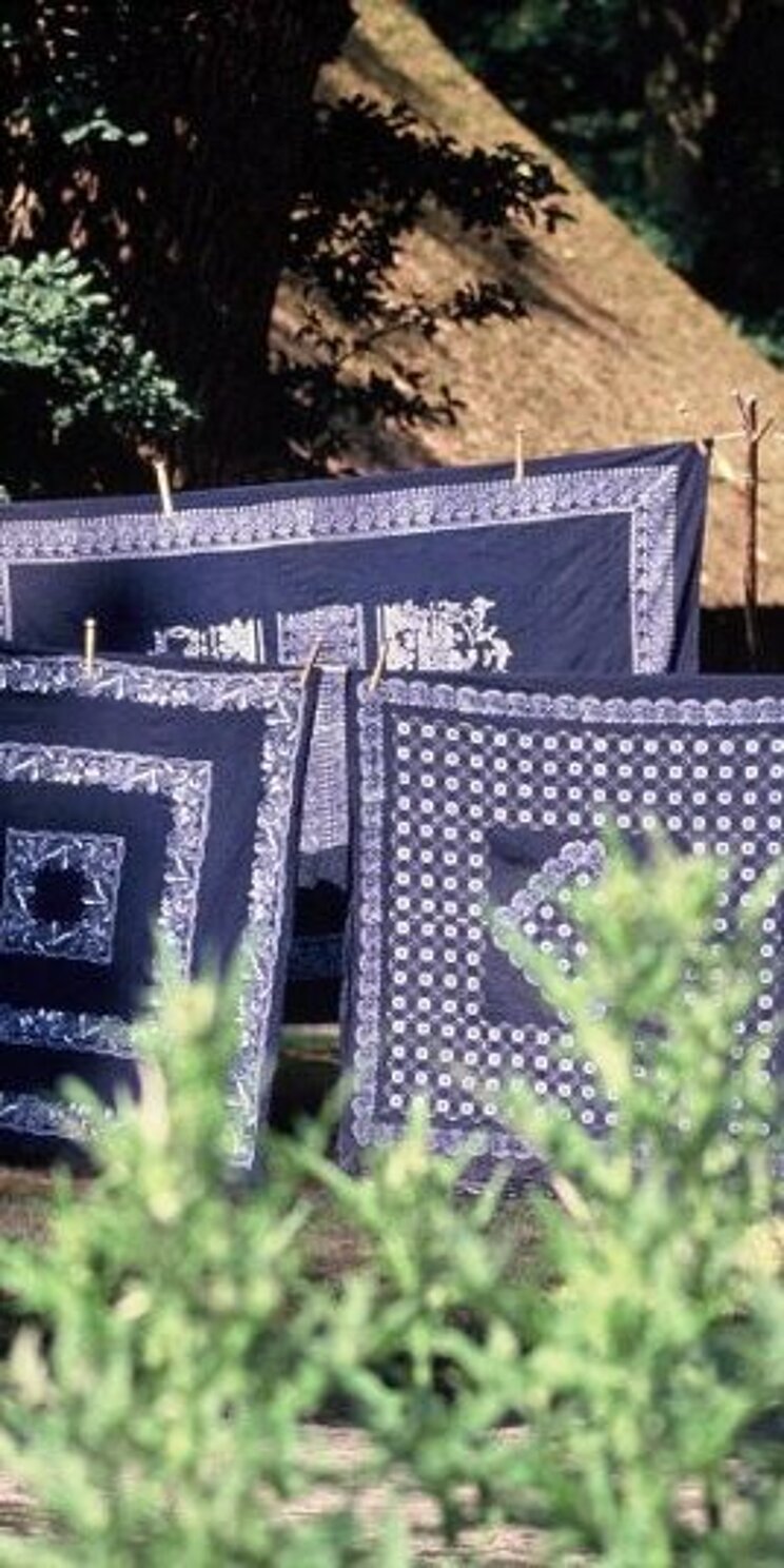6_005_BLAUDRUCK_C_Heimatverein_Niedersachsen_eV_Scheessel_16 Bild zeigt bedruckte Soffsstücke, die in der Sonne trocknen.