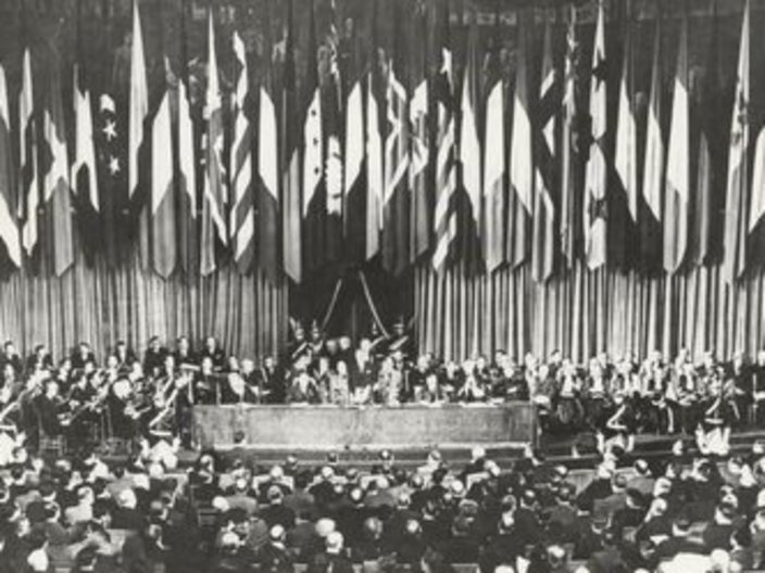Historisches Foto einer Konferenz