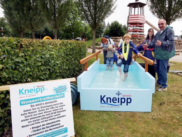 Kinder in einem Kneippbecken