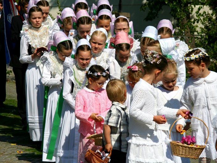 Kinder mit Blumenkränzen in sorbischer Tracht