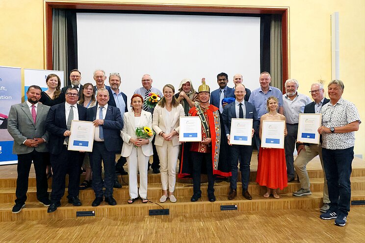 Alle Tr&auml;gergruppen und Beteiligten auf der B&uuml;hne mit ihren Urkunden