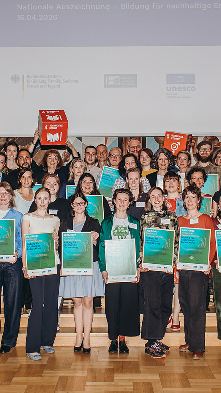 Die Gruppe von 31 Ausgezeichneten stehen gemeinsam vor der B&uuml;hne