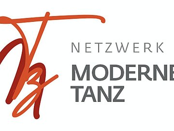 Logo des &bdquo;Netzwerks Moderner Tanz&ldquo; mit einer abstrakten rot-orangefarbenen Grafik und grauem Schriftzug auf wei&szlig;em Hintergrund.