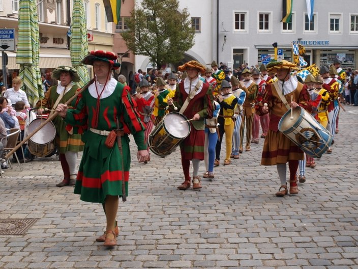 Straßenumzug in Kostümen