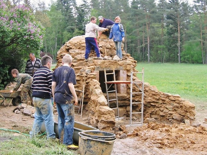 Bau eines Köhlermeilers