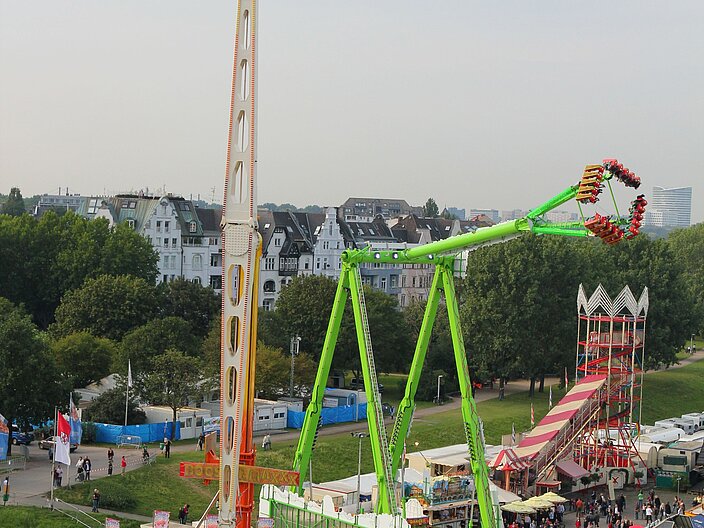 Modernste Hightechnikkarussells der Gegenwart und die Original-Rutsche aus dme Jahre 1906 sind nebeneinander aufgebaut und begeistern die Besuchenden