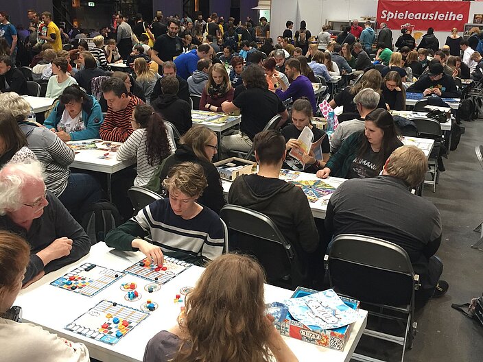 Spieltische mit generationsübergreifenden Spielenden in Duisburg.