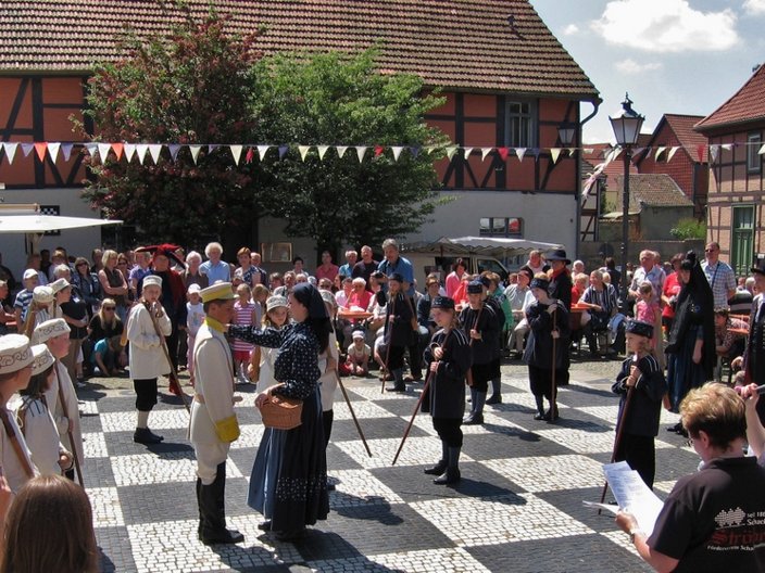 Straßenfest in Tracht