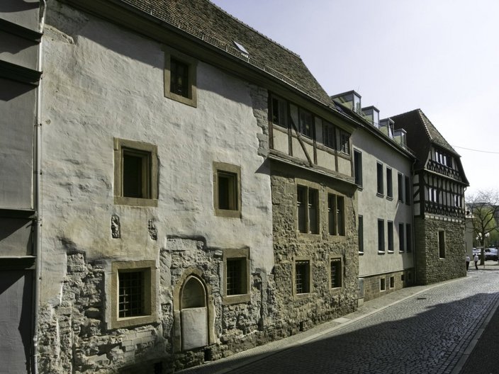 Schräge Fassadenansicht des Steinernen Hauses in Erfurt