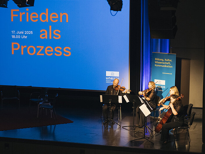 Streicherquartett spielt auf Bühne