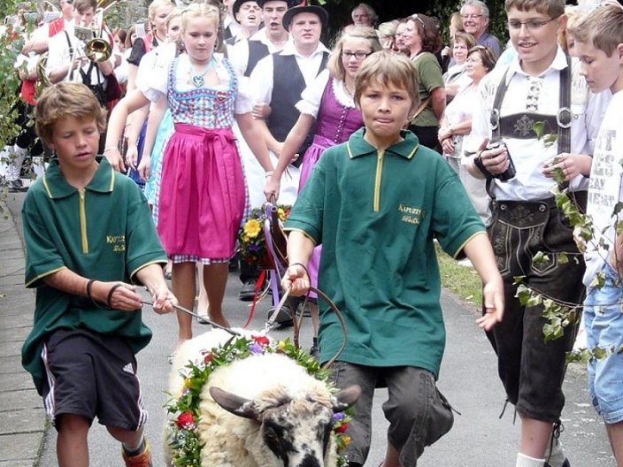 Trachtenumzug mit Schaf