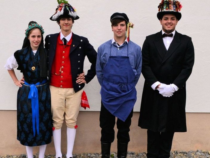 Gruppenfoto mit kostümierten Personen
