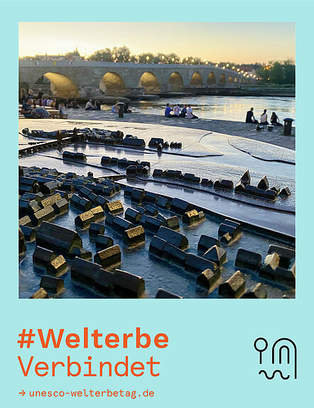 Fotowettbewerb #WelterbeVerbindet 2026 Platz 3 Blick auf die Donau und die Steinerne Brücke in Regensburg mit einem Modell der Altstadt im Vordergrund