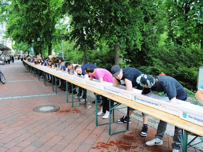 Menschengruppe nimmt ein Kneippsches Armband