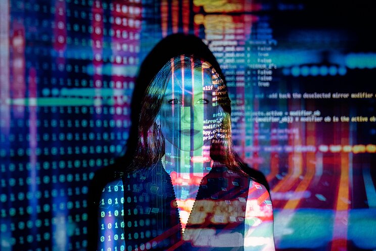 Code über Frau Projiziert Frau vor Datenwand