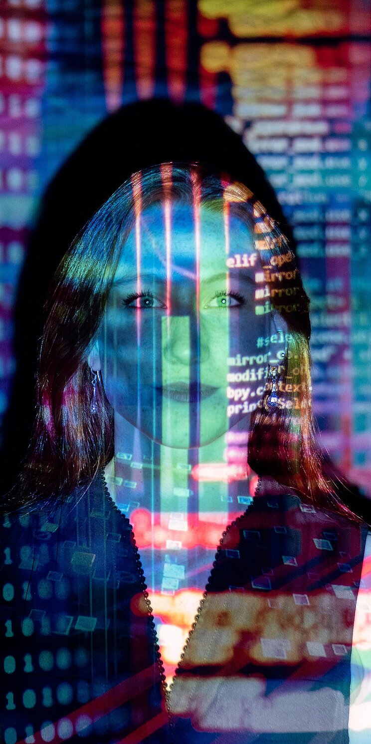Frau vor Datenwand
