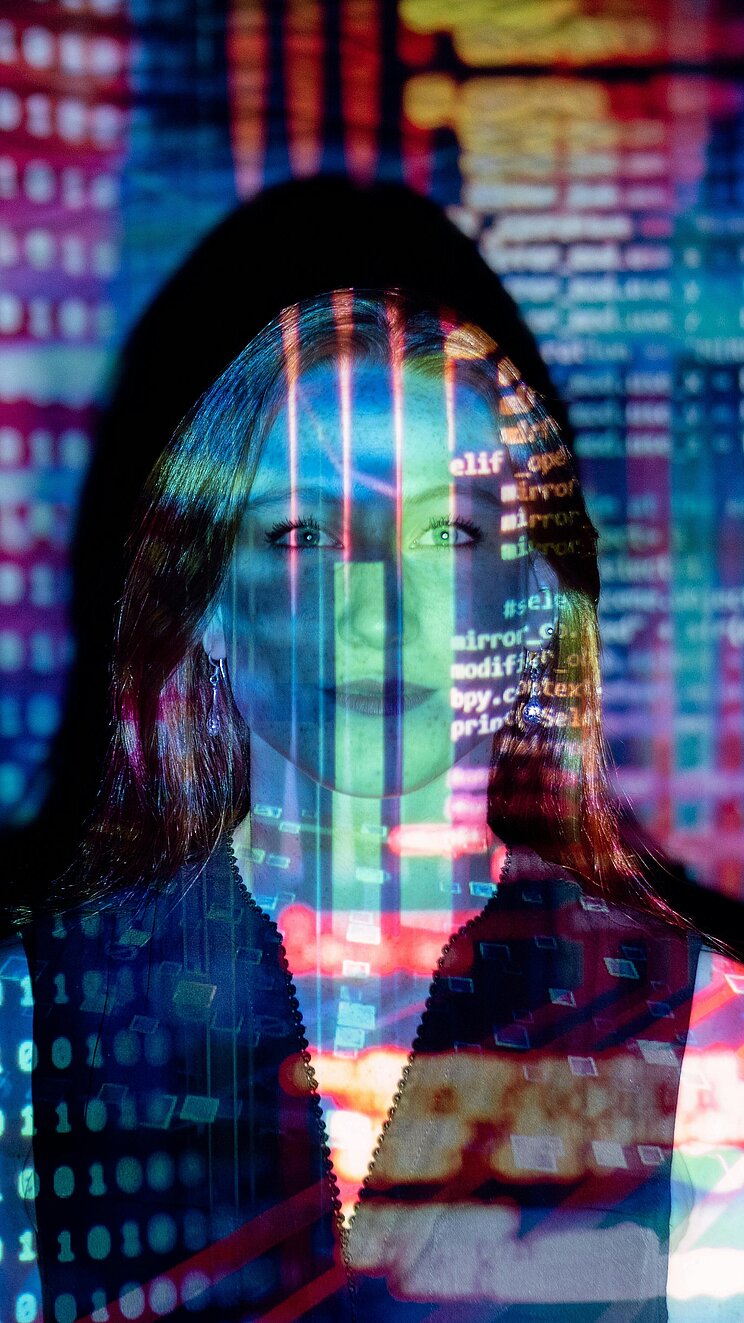 Code über Frau Projiziert Frau vor Datenwand