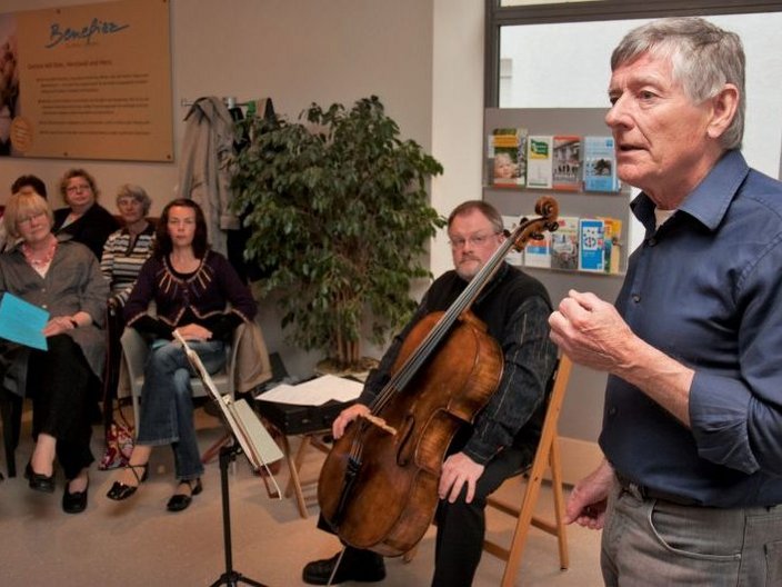 Märchenerzähler mit Musiker