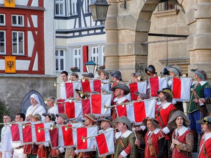 Gruppe von Fanfarenspielern in Kostümen