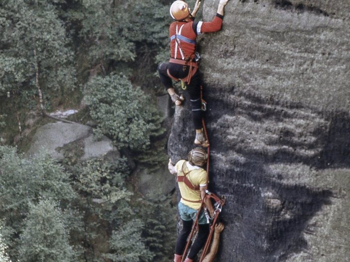 Klettergruppe am Fels