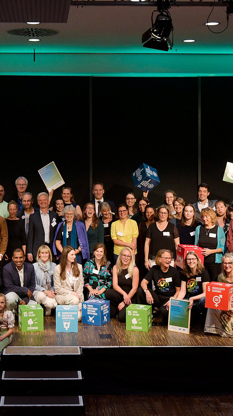 Gruppenbild der im August 2025 mit der BNE-Auszeichnung ausgezeichneten Initiativen