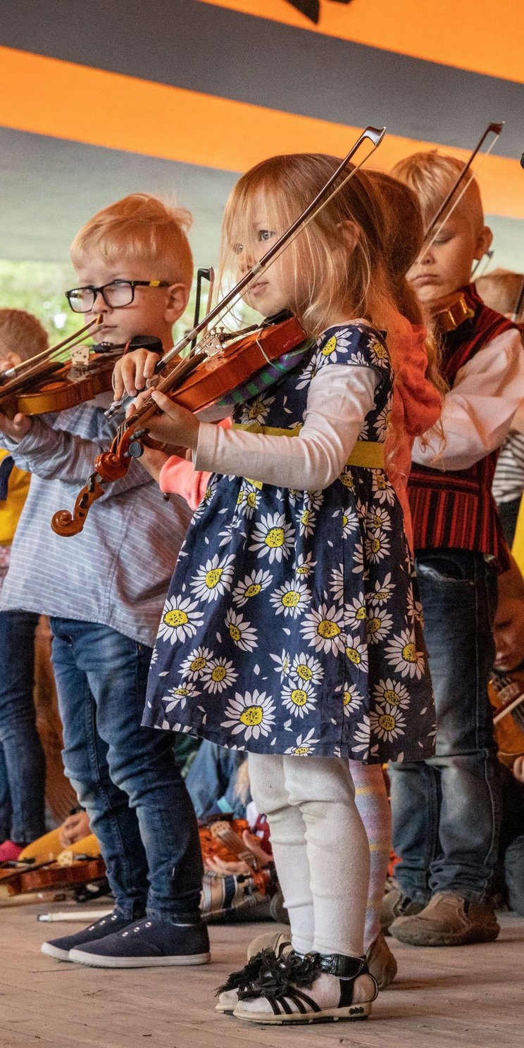 Kinder in Kaustinen, Finnland, die Geige spielen lernen