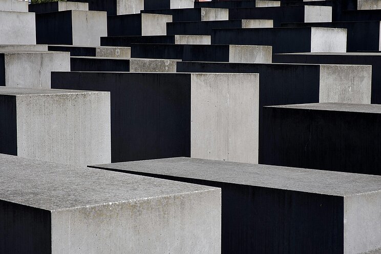 Mahnmal in Berlin Mahnmal in Berlin. Blick auf graue Betonkubusse.